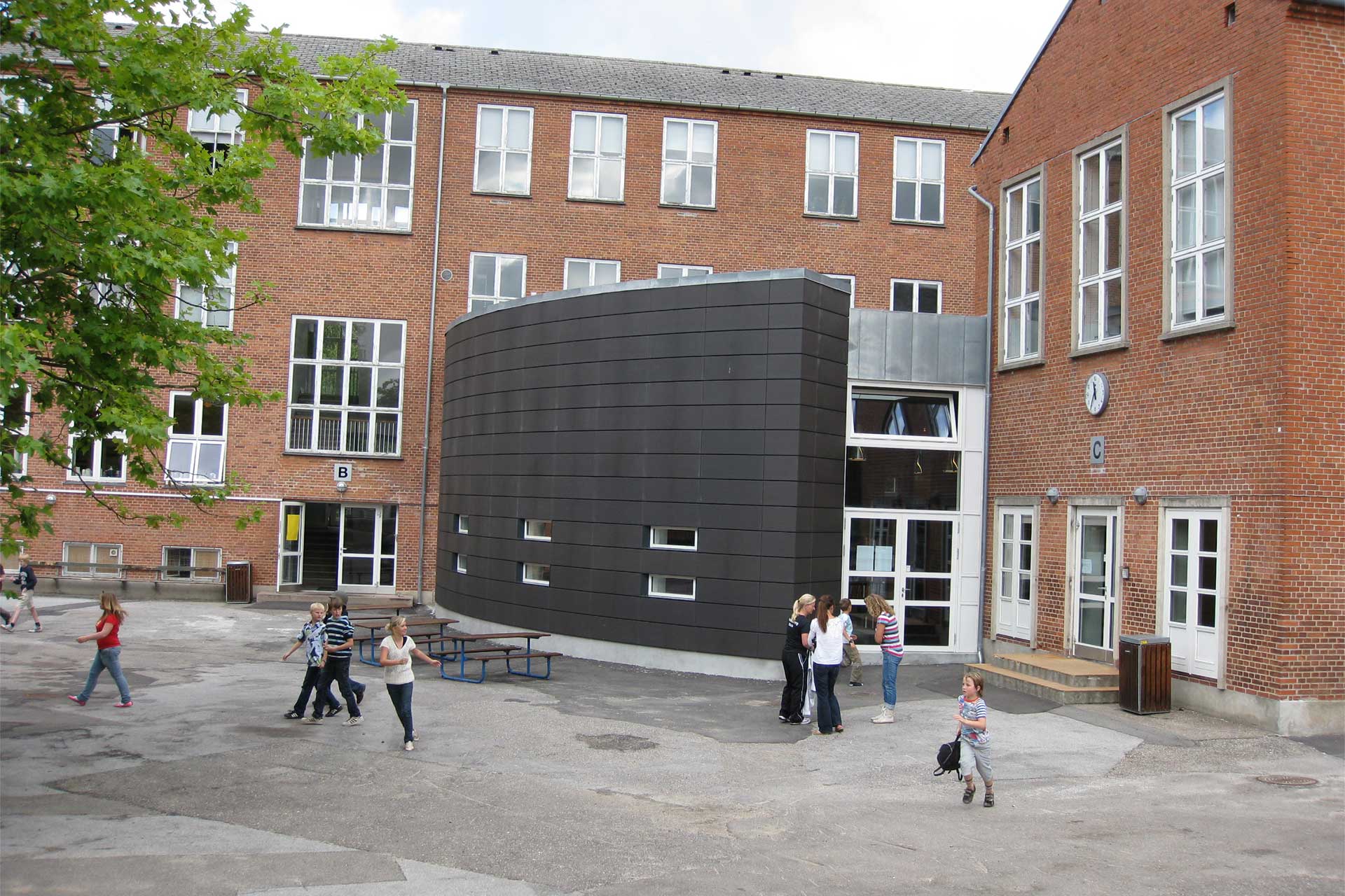 Bæredygtige Skærmtegl der er lette at montere leveret til Fredensborg skole