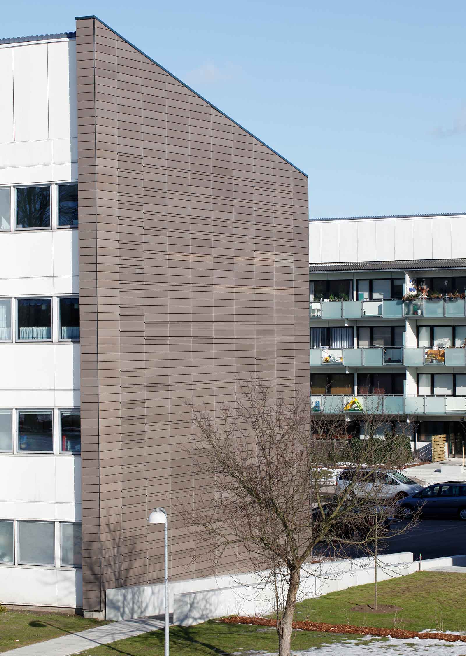 Oplev C2Elements skærmtegl med et naturligt farvespil i en imponerende blok på Brøndby Nord. 25% af skærmteglen har et 30 mm fremspring for at skabe en levende facade - Hvide skræmtegl